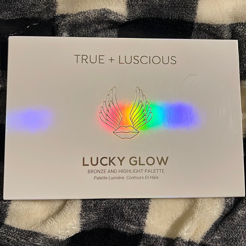 True +Luscious Lucky Glow Palette
